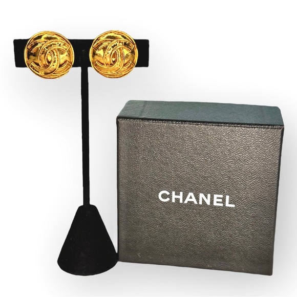 SOLD Chanel Vintage CC Clip-On Earrings - Picture 7 of 7